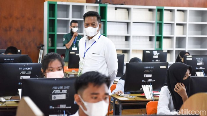 Rektor USU Muryanto Amin meninjau pelaksanaan ujian seleksi mandiri.