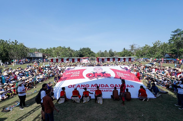 Relawan yang tergabung dalam Orang Muda Ganjar (OMG) Daerah Istimewa Yogyakarta (DIY) membagikan kebutuhan tani untuk petani di Kabupaten Gunung Kidul. Mereka menebar inspirasi Ganjar Pranowo yang peduli terhadap kesejahteraan petani.
