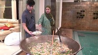 Dukungan dan doa pun disampaikan banyak netizen. Menjadi seorang ibu, Ria Ricis disebut sudah sosok lantaran ia pandai memasak. Foto: YouTube Ricis Official