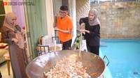 Selain itu, Ria Ricis juga sering dibantu oleh krunya saat memasak jumbo. Salah satunya saat memasak ceker sebanyak 50 kilogram ini. Foto: YouTube Ricis Official