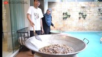 Hal tersebut diketahui dari channel YouTubenya yang sering memperlihatkan momen memasak. Tak tanggung-tanggung ia memasak dalam porsi jumbo. Foto: YouTube Ricis Official
