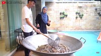Menu yang dimasak Ria Ricis pun beraneka ragam dan terbilang unik. Selain gurita dan ceker ayam, Ria Ricis juga pernah memasak belut sebanyak 50 kilogram. Foto: YouTube Ricis Official