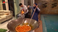 Nah, kalau yang satu ini adalah momen Ria Ricis saat memasak bakso mercon. Bakso tersebut dimasak dengan kuah yang super pedas. Foto: YouTube Ricis Official