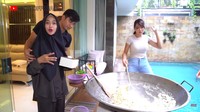 Yang paling seru dalam momen memasak jumbonya adalah saat mengundang Lucinta Luna. Dalam momen tersebut Lucinta Luna berkali-kali menggoda Teuku Ryan dengan tingkah kocaknya. Foto: YouTube Ricis Official