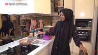 Ini adalah momen Ria Ricis saat memasak di dapur rumahnya. Kali ini ia memasak dalam porsi normal yang akan disajikan spesial untuk sang suami. Foto: YouTube Ricis Official
