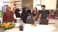 Nah, beginilah ketika masakan sudah jadi. Makanannya pun langsung dipuji enak oleh Teuku Ryan. Foto: YouTube Ricis Official