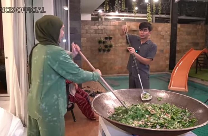 Ria Ricis masak jumbo