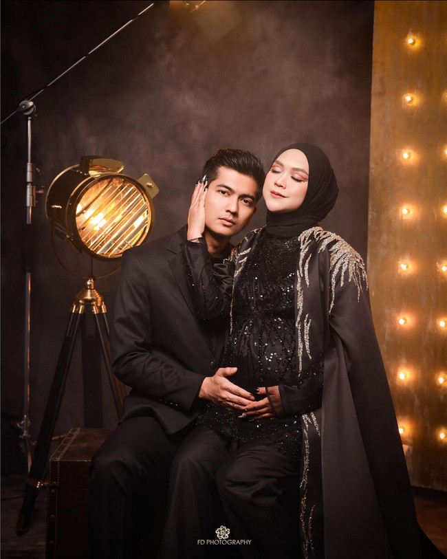 Ria Ricis dan Teuku Ryan juga tampil dengan gaya misterius berbusana hitam-hitam. Foto: Instagram/@fdphotography90 @teukuryantr