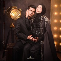 Ria Ricis dan Teuku Ryan juga tampil dengan gaya misterius berbusana hitam-hitam. Foto: Instagram/@fdphotography90 @teukuryantr