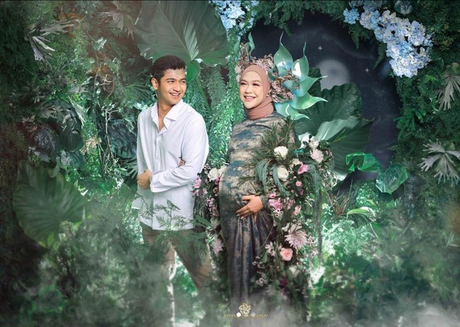 Tawa bahagia seorang calon ibu yang akan menyambut kelahiran bayinya terlihat jelas lewat senyuman lebar. Foto: Instagram/@fdphotography90 @teukuryantr