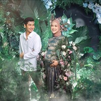 Tawa bahagia seorang calon ibu yang akan menyambut kelahiran bayinya terlihat jelas lewat senyuman lebar. Foto: Instagram/@fdphotography90 @teukuryantr