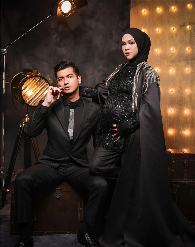 Pose yang mereka tunjukkan lebih serius dan fierce. Ria Ricis tampak glamor dengan gaun bertabur payet, sementara Teuku Ryan elegan memakai setelan jas serba hitam. Foto: Instagram/@fdphotography90 @teukuryantr