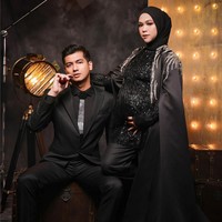 Pose yang mereka tunjukkan lebih serius dan fierce. Ria Ricis tampak glamor dengan gaun bertabur payet, sementara Teuku Ryan elegan memakai setelan jas serba hitam. Foto: Instagram/@fdphotography90 @teukuryantr