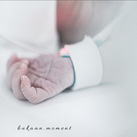 Teuku Ryan mengumumkan kelahiran bayi yang dipanggil baby R di Instagram dengan mengunggah foto tangan mungil. Bismillah, alhamdulillah telah lahir anak pertama kami hari Selasa, 26 Juli 2022 pukul 08.26 pagi hari di Rsia Bina media Bintaro dengan sehat dan cantik. Insyaallah sholiha ya sayang. Mirip siapa ya anak kitaa? Istriku terbaik, hebat masyaallah..., tulisnya. Foto: Instagram/@fdphotography90 @teukuryantr