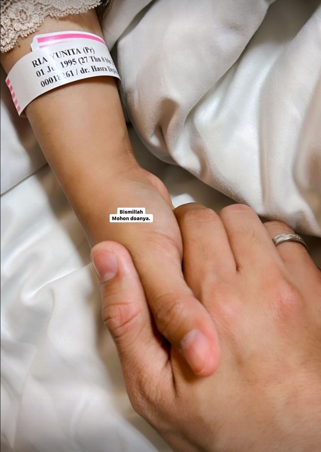 Anak pertama pasangan YouTuber ini diketahui berjenis kelamin perempuan. Foto: Instagram/@fdphotography90 @teukuryantr