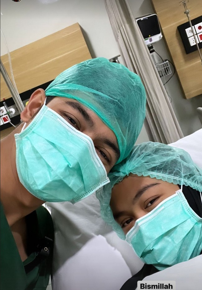Ria Ricis dan Teuku Ryan menyambut kelahiran buah hati mereka di RSIA Bina Medika, Bintaro, Tangerang Selatan, Banten.  Foto: Instagram/@fdphotography90 @teukuryantr
