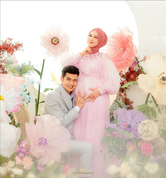 Sebelumnya, Ria Ricis mengabadikan masa-masa kehamilannya dengan melakukan maternity shoot yang digarap FD Photography. Adik dari ustadzah Oki Setiana Dewi ini tampil dalam berbagai gaya. Foto: Instagram/@fdphotography90 @teukuryantr