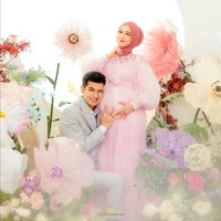 Sebelumnya, Ria Ricis mengabadikan masa-masa kehamilannya dengan melakukan maternity shoot yang digarap FD Photography. Adik dari ustadzah Oki Setiana Dewi ini tampil dalam berbagai gaya. Foto: Instagram/@fdphotography90 @teukuryantr