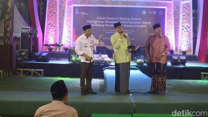 Menteri Pariwisata dan Ekonomi Kreatif, Sandiaga Salahudin Uno memberikan kuliah umum dan sharing session di Pesantren Roudlotul Mubtadiin Balekambang, Jepara, Selasa (26/7/2022)