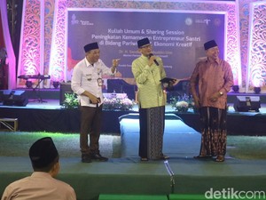 Sandiaga Bagikan Pengalaman Saat Kena PHK ke Santri di Jepara