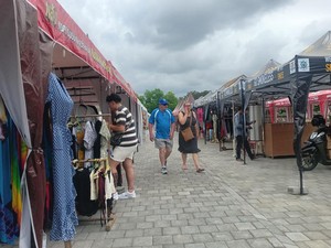 Pedagang Pasar Seni Kuta Mulai Berjualan di Lahan Relokasi