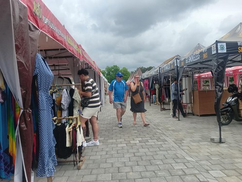 Sejumlah pedagang pasar Seni Kuta telah menempati pasar relokasi di Pantai Kuta, tepatnya di dekat Hotel Bali Anggrek Murni, Kuta, Kabupaten Badung.