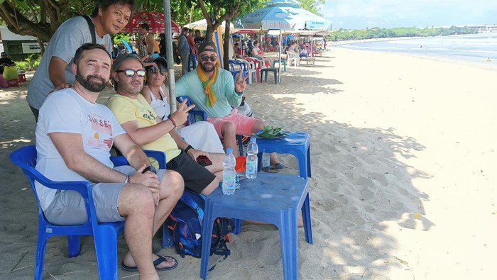 Sejumlah wisman asyik di Pantai Kuta