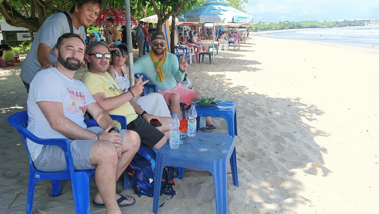 Sejumlah wisman asyik di Pantai Kuta Sejumlah wisman asyik di Pantai Kuta