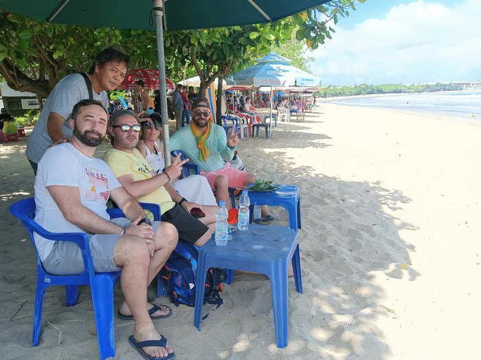 Sejumlah wisman asyik di Pantai Kuta