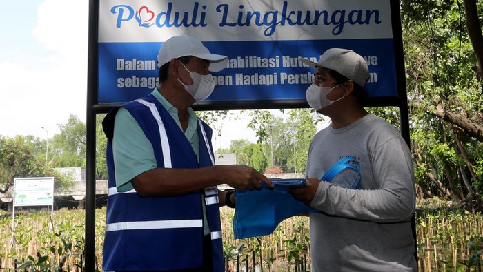 Menyambut Hari Mangrove Sedunia yang biasa diperingati setiap 26 Juli, Panin Dai-ichi Life menanam 1.000 Pohon Mangrove untuk lestarikan lingkungan di Kawasan Ekowisata Mangrove Jakarta.