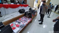 Barang bukti yang diamankan dari kantor sindikat judi online di Tangerang. (Tommy Saputra/detikSumut)