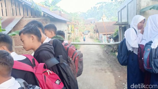 Siswa SMP di Kecamatan Pandanarum, Banjarnegara, memanfaatkan truk untuk berangkat sekolah karena tidak ada angkutan umum, Selasa (26/7/2022).
