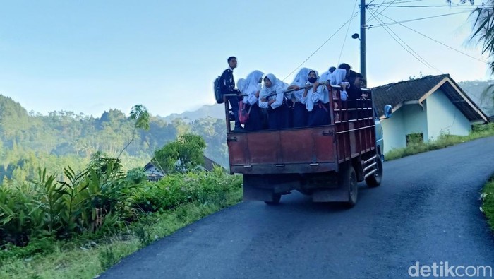 Siswa SMP di Kecamatan Pandanarum, Banjarnegara, memanfaatkan truk untuk berangkat sekolah karena tidak ada angkutan umum, Selasa (26/7/2022).