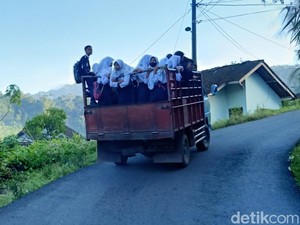 Truk Sekolah Ini Satu-satunya Angkutan Siswa di Pandanarum Banjarnegara