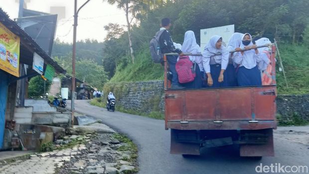 Siswa SMP di Kecamatan Pandanarum, Banjarnegara, memanfaatkan truk untuk berangkat sekolah karena tidak ada angkutan umum, Selasa (26/7/2022).