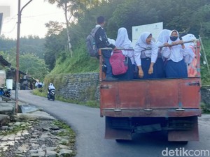 Truk Sekolah Siswa di Pandanarum Banjarnegara, Guru: Tak Ada Angkutan Umum