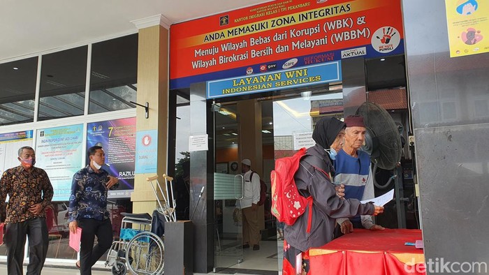 Situasi pelayanan di Kantor Imigrasi Pekanbaru.