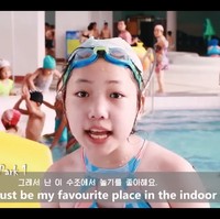 SBS News juga melaporkan keberadaan vlogger Korea Utara selain Song A. Wanita muda bernama Yang Il Sim itu menggunakan bahasa Mandarin dalam video-videonya. Ia membicarakan universitas, perumahan elit, hingga penanganan COVID-19 di Korea Utara. Foto: dok. YouTube Sary Voline [송아 SongA Vlog]