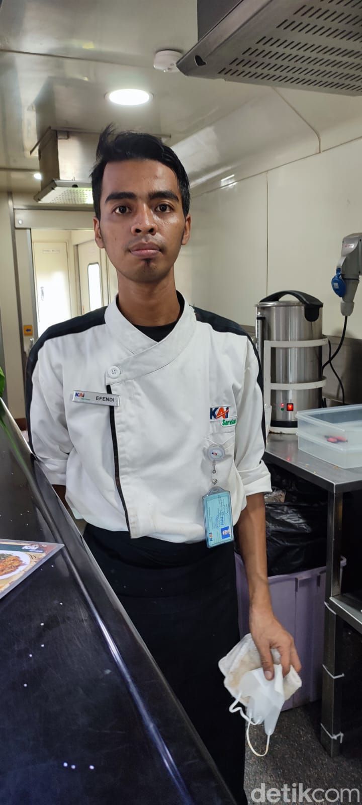 Suasana dapur di kereta Argo Bromo rute Gambir Jakarta – Pasar Turi Surabaya, berikut koki dan pramugara yang bertugas