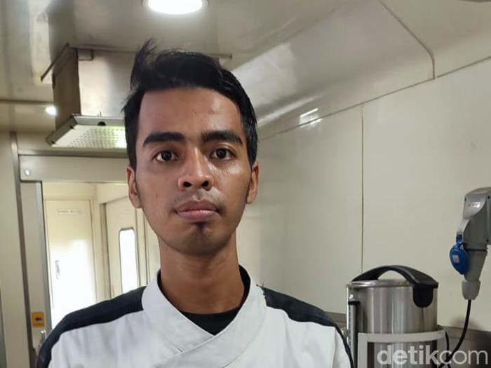 Suasana dapur di kereta Argo Bromo rute Gambir Jakarta – Pasar Turi Surabaya, berikut koki dan pramugara yang bertugas