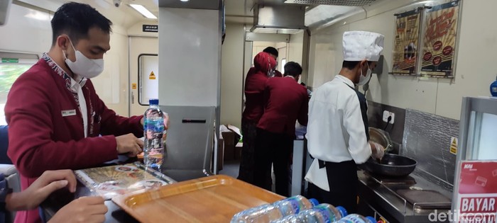 Suasana dapur di kereta Argo Bromo rute Gambir Jakarta – Pasar Turi Surabaya, berikut koki dan pramugara yang bertugas
