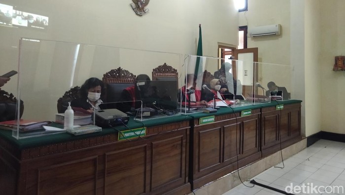 Suasana sidang vonis erdakwa di PN Surabaya