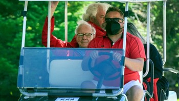 Warren Buffet tampak menaiki kendaraan golf. Foto: Getty Images