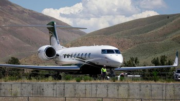 Salah satu pesawat jet mewah yang terparkir di bandara dekat situ. Foto: Getty Images
