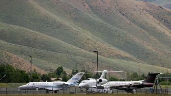 Jeff Bezos, Bill Gates, Elon Musk sampai Mark Zuckerberg rutin hadir dalam acara ini sehingga kemungkinan mereka memakai pesawat pribadi. Foto: Getty Images