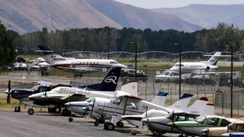 Armada jet pribadi biasanya parkir berderet di bandara Idaho, Amerika Serikat. Mereka berkumpul dalam pertemuan rahasia yang berlangsung setiap tahun di Sun Valley Lodge. Sering digambarkanperkemahan musim panas miliarder, konferensi musim panas tahunan Allen & Co ini menyatukan para pemimpin raksasa industri dari seluruh planet, banyak di antaranya di bidang teknologi. Foto: Getty Images