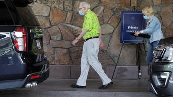 Tampak investor kenamaan Warren Buffet masuk ke lokasi acara di Sun Valley Lodge. Foto: Getty Images