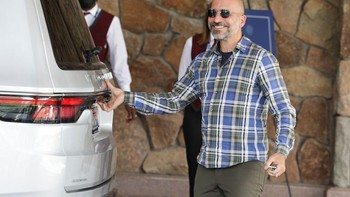 Sebagian ada yang datang diantar dengan mobil, seperti CEO Uber Dara Khosrowshahi ini. Foto: Getty Images