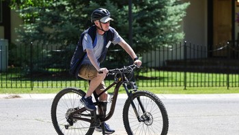 Ada juga yang bersepeda. Foto: Getty Images