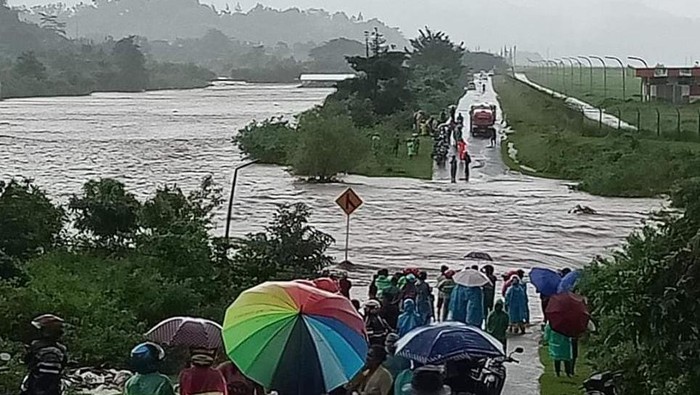 Sungai Wai Sakula meluap akibat hujan intensitas tinggi di Ambon, Maluku dan sekitarnya.